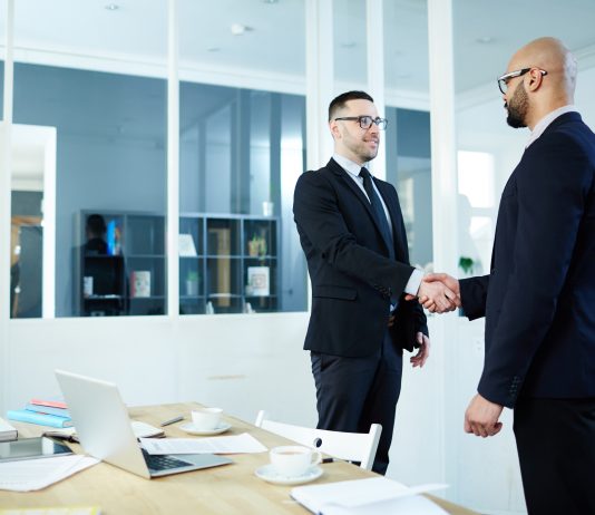 Si të negocioni në mënyrë të suksesshme? Kjo studiuese sugjeron përfshirjen e inteligjencës emocionale