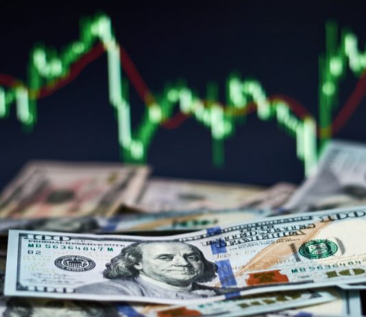 Pse pritet që dollari do të jetë “mbreti” i valutave më 2023 ?!