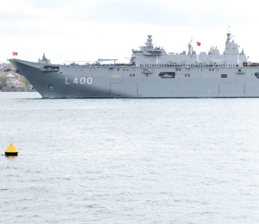 Anija turke TCG Anadolu kalon në Ngushticën e Bosforit