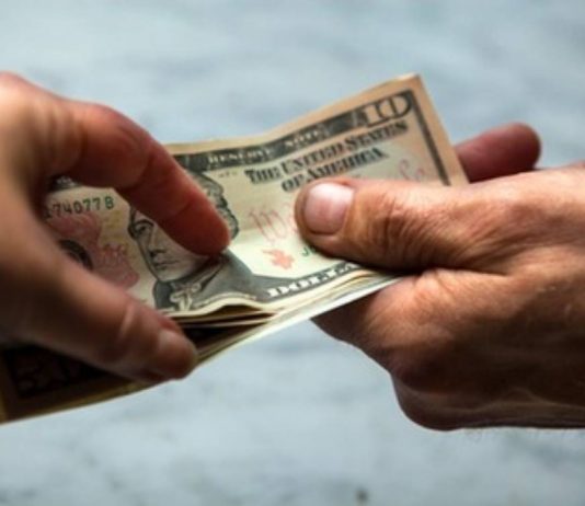 Dhënia e lëmoshës fshehurazi dhe në publik