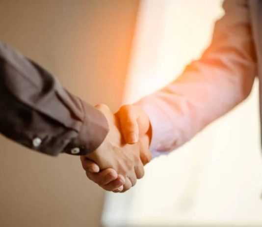 A lejohet ortakëria me personin që i ka lekët me kredi?