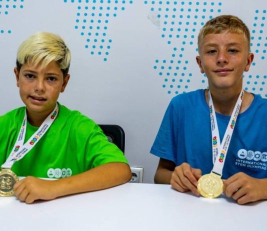 Nxënësit kosovarë shpërblehen në Paris: Jemi më mirë sesa na nxjerr PISA