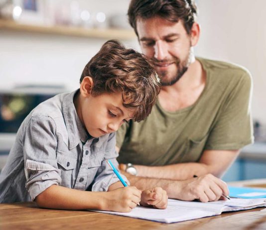 Kujdes prindër! Mos u rrini në kokë fëmijëve kur bëjnë detyrat e shtëpisë