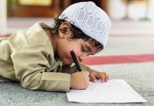 Si mund të arrijmë t’i edukojmë fëmijët tanë që të jenë të devotshëm dhe të qëndrueshëm në rrugën e Allahut, në një kohë kur interneti ka hapur shumë dyer për haram?