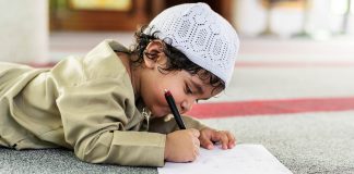 Si mund të arrijmë t’i edukojmë fëmijët tanë që të jenë të devotshëm dhe të qëndrueshëm në rrugën e Allahut, në një kohë kur interneti ka hapur shumë dyer për haram?