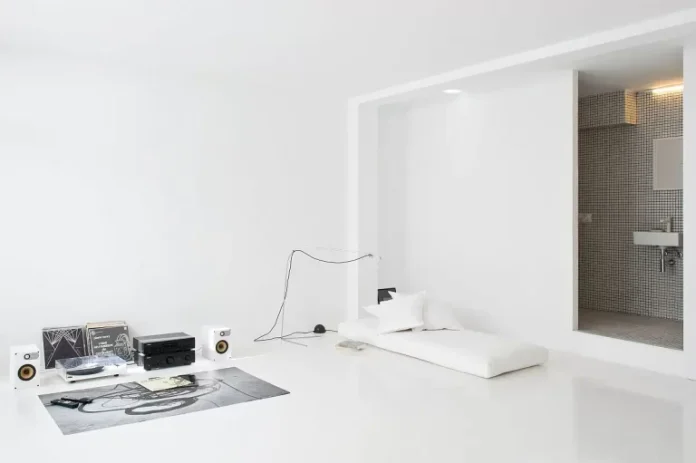 Minimalist-Studio-Apartment-in-white-768x511
