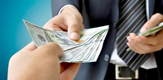 A e di shpërblimin e atij që i jep lek borxh një nevojtari?