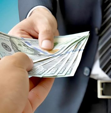 A e di shpërblimin e atij që i jep lek borxh një nevojtari?