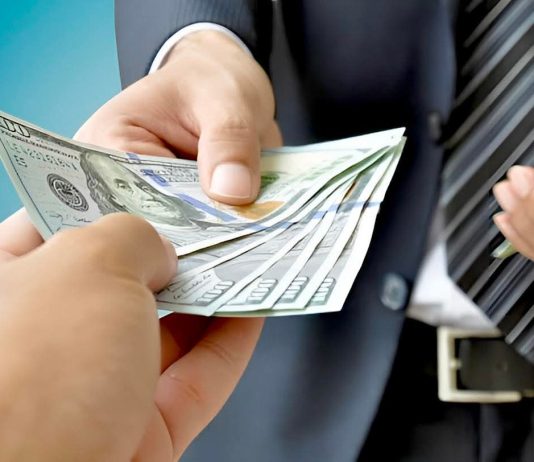 A e di shpërblimin e atij që i jep lek borxh një nevojtari?